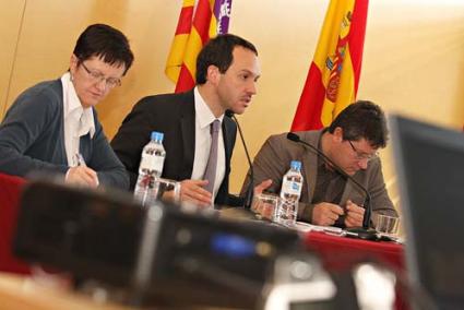 Presentación. Antònia Allès, Marc Pons y Gabriel Subirats, ayer en el Consell - Gemma Andreu