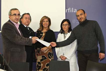 ENTREGA. Ángel Julián, Pedro Orfila, Teresa Martorell y Ana Trenado y Scrimini ayer en el "Mateu Orfila" - Gemma Andreu