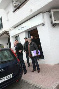 Funcionarios adscritos al Grupo de Delincuencia Económica de la Jefatura Superior de Policía abandonan las dependencias de Trapsa Yates en el puerto de Maó. - Gemma