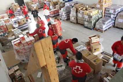 Paquetes. Los voluntarios de la Cruz Roja Alaior se pasaron la mañana almacenando todos los alimentos - Gemma Andreu