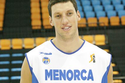 Ivan Radenovic, con 25 puntos, ha sido hoy el mejor jugador del Menorca Bàsquet a pesar de la derrota. - Archivo