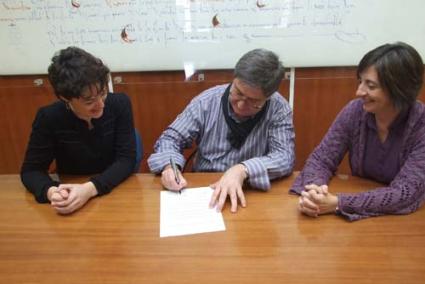 FIRMA. Pilar Carbonero y Maite Salord, con Josep Caules - PAC