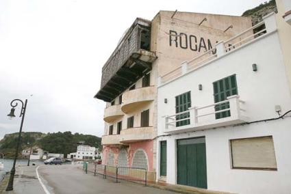 deterioro. Unas vallas bordean el edificio como medida de seguridad ante posibles desprendimientos - Javier