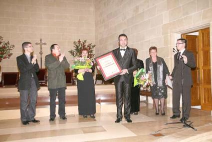 Homenaje. El cantante recibió, después de actuar en solitario y con la coral del Centro Cultural, un pergamino conmemorativo - Javier