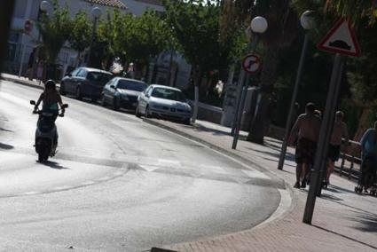 reductores de velocidad. Garantizan la seguridad en carretera siempre que reúnan las condiciones - Archivo