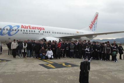 menorca. El equipo voló anoche hacia Sevilla acompañado por un grupo de aficionados en la tercera sa - Archivo