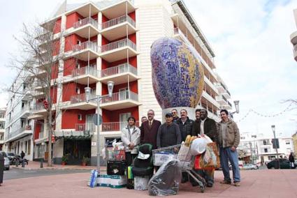 maratón. El agraciado Ángel Robles consiguió el reto de gastarse los 4.000 euros tras visitar 21 establecimientos y comprar regalos y obsequios para su familia y sus amigos - Gemma Andreu