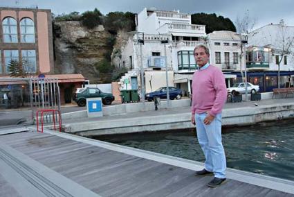 Fechner. Hace cinco años el propietario del restaurante Thai Country cedió al Ayuntamiento de Maó la parcela en la que instalar el ascensor - Gemma Andreu