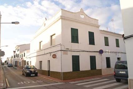 Casa. Està situada en el cap de cantó dels carrers Sant Esteve i Comte de Lannion - TONI SEGUÍ