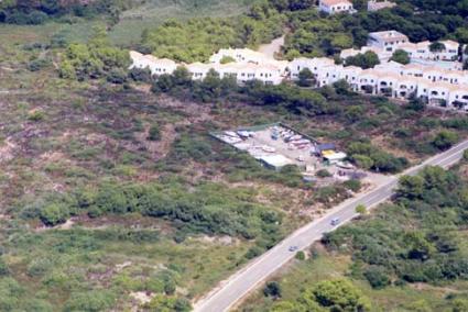 Instalación. La fotografía aérea fue tomada en 1996, un año antes de que se presentara la denuncia en el Ayuntamiento de Es Mercadal - Archivo