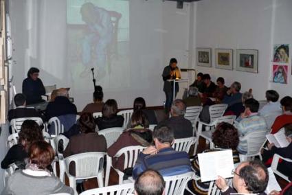 Lectura de poemes. L’acte es celebrà a la galeria Xibau amb l’assistència compromesa d’un nombrós públic - j.j.