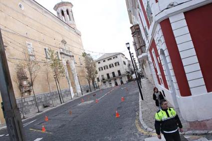 Plaza de la constitución. La plaza queda libre de coches para asegurar la circulación de peatones - Gemma Andreu