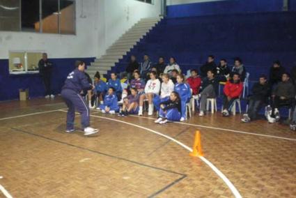 Cuco Rodríguez. El preparador físico del Menorca Bàsquet de Liga ACB, en plena exposición - MB