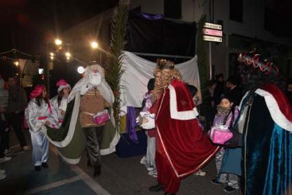 comitiva. Els Reis d’Orient van visitar el poble i caserius en tres carrosses i acompanyats de patges per repartir els regals a domicili - TONI SEGUÍ