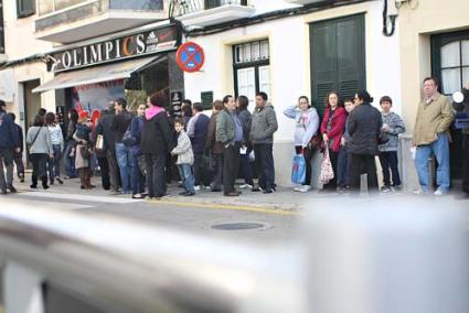 ofertas. Las cadenas de ropa iniciaron las rebajas con fuertes descuentos, en algunos casos de un 50 y hasta un 70 por ciento, como se anuncia en este escaparate de Maó - Gemma Andreu