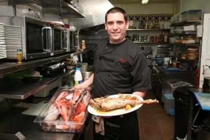 Can Bernat. El responsable del restaurante, Richard Tejada, mostrando pescado de la Isla - Javier