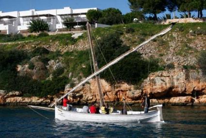 Un llaüt patrimoni de tots. El "Besitos" és l’única embarcació declarada BIC (Bé d’Interès Cultural) a Menorca, una barca clàssica menorquina que és escola de vela - Cris