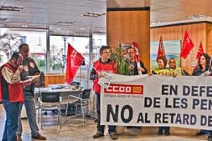 Encierro. Los sindicalistas en plena acción de protesta, ayer en la sede del INSS de Maó - CCOO