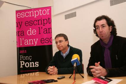 El poeta Ponç Pons i el director general de Cultura del Govern balear, Pere Joan Martorell, avui matí a Maó. - Javier