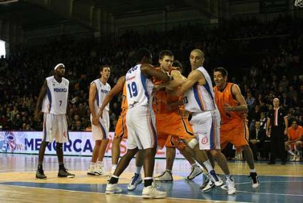 concentrados. Los jugadores del Menorca han preparado el partido mucho más concentrados - Archivo