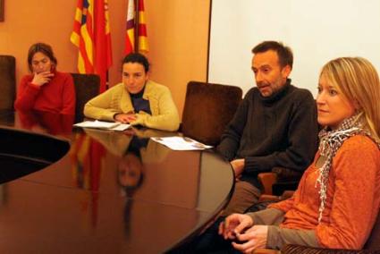 entesa. Isabel Triay, Rosa Palliser, Damià Coll y Clàudia Pons, ayer en el Ayuntamiento de Es Mercadal - Cris