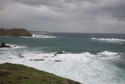 viento. El paisaje del litoral era ayer espectacular, con olas de varios metros rompiendo contra las rocas - Cris