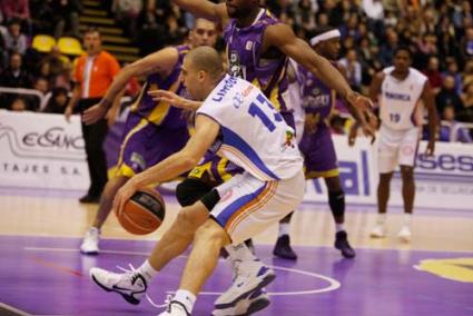 limonad. El escolta del Menorca bota el balón y trata de dejar atrás a Lamont Barnes en un lance del partido - photodeporte