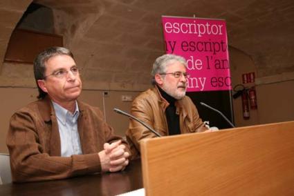 Ponç Pons va mostrar el seu bon ànim durant l’acte, en què es va sotmetre a les preguntes intencionades de Joan López Casasnovas - Javier