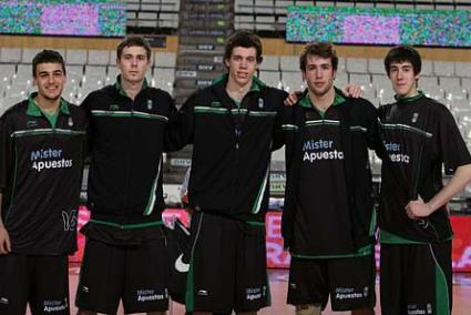 juventud. El DKV Joventut presentará a un equipo joven, con el mahonés Álex Suárez -en el centro- - acbphotos