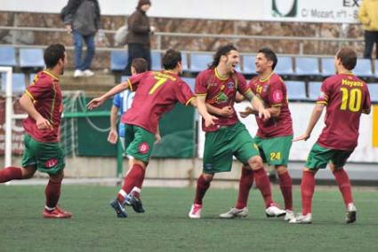 Marcos gol. El delantero del Sporting, pretendido por el Badalona, abrió el marcador y lo celebró a lo grande con sus compañeros - Photodeporte