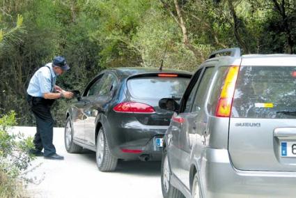 Pago. Hacerse con el camino no significa que se acabe con el aparcamiento privado, cuya actividad es irregular - Archivo