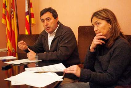 Ayudas. Ametller y Triay anunciaron el plan municipal de formación en el Ayuntamiento - Cris