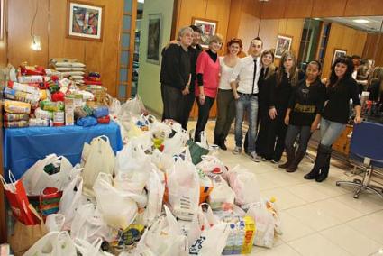 Éxito. Durante toda la jornada, diez profesionales atendieron a los numerosos clientes que quisieron sumarse a la fiesta solidaria - Gemma Andreu