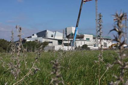 Estructura. El edificio del centro penitenciario ya forma parte del paisaje. Una imagen diferente del complejo, visto desde los terrenos próximos al aeroclub de Maó - Gemma Andreu