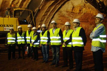 Las principales autoridades políticas de Menorca han visitado esta mañana las obras del túnel de la variante de Ferreries. - P.CIME