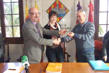 Entrega de llaves. Valentí Benlloch (Fundación Rose de la CAM), Pilar Carbonero y Joan Mir (director de Caritas) - SMPAC