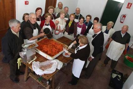 Feina. Els jubilats des Mercadal van elaborar ahir un total de 118 quilos de sobrassada i 34 de botifarró en el Recinte Firal del poble - Gemma Andreu