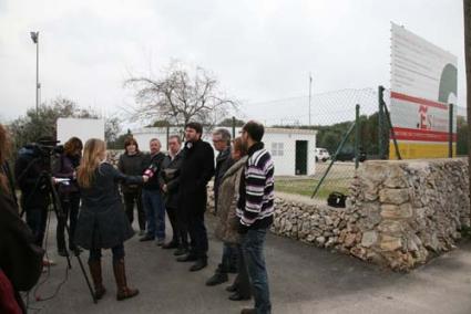 Presentación. Vicenç Tur acompañado por Javier Tejero, Fernando Pons y varios concejales, junto al depósito de Sant Climent ayer - Javier