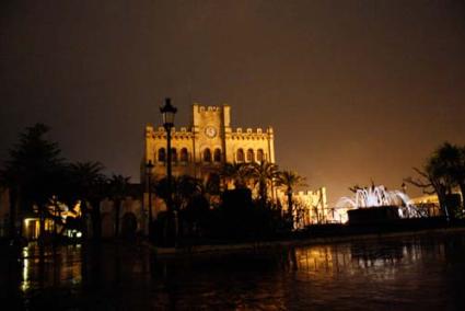 Oscuridad. El Ayuntamiento de Ciutadella sí se sumo a la acción apagando las luces de la plaza des Born - Javier