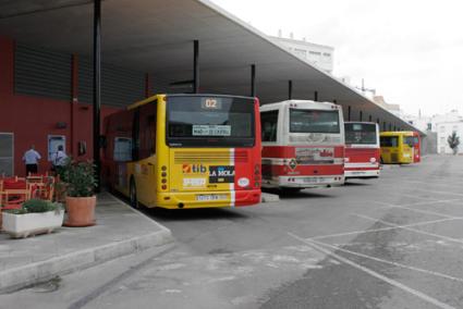 El año pasado descendió ligeramente el número de usuarios del transporte público por carretera. - Archivo