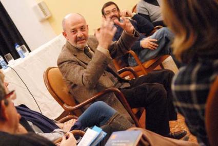 Plaça de lletres. La Casa de Cultura acogió ayer la presentación de la novela de Quintana - Paco Sturla