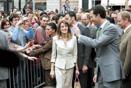 Los Príncipes de Asturias realizaron en 2005 una visita oficial a Balears. En la imagen aparecen en la plaza Miranda de Maó. - Archivo