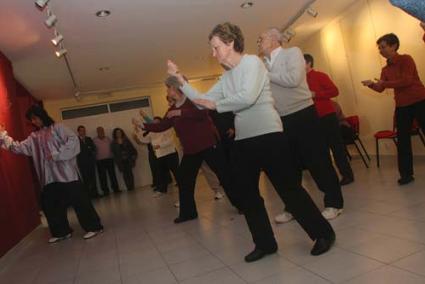 Tai-Chi. El centro de la tercera edad de Ferreries realizó ayer una demostración ante los políticos - Gemma Andreu