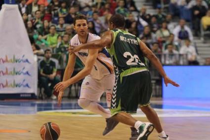 Cioarciari. Bota el balón ante Mcintyre en el partido jugado el domingo frente al Unicaja - Photodeporte