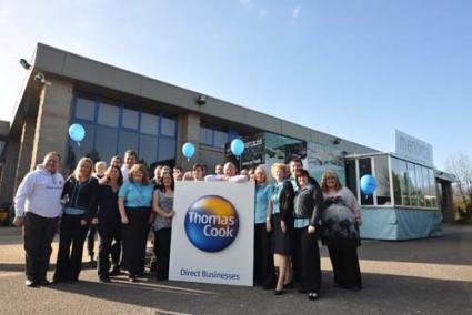 FALKIRK. Agentes turísticos del touroperador Thomas Cook junto a los hoteleros menorquines desplazados a Escocia e imágenes del trabajo que se realiza en el interior del Bus - CI