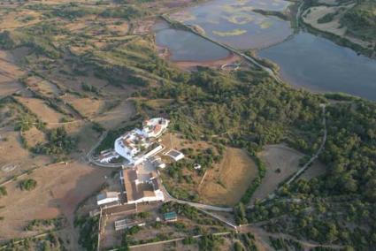 Instalaciones. Una imagen de los barracones que los norteamericanos abandonaron en 1994 en Ferreries. Abajo, la finca de Mongofra, situada en el parque de S’Albufera des Grau, núcleo de la Reserva - Archivo