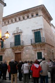 Turistas. Observando el palacio de Can Saura - Cris