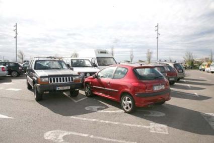 PARQUE MÓVIL. Desde el sector se estima que los coches viejos consumen un diez por ciento más - Archivo