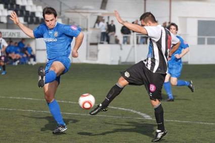 Efectivo. Juanlu aprovechó una de las pocas ocasiones con las que contó el partido para salvaguardar los tres puntos en Los Pinos - Paco Sturla