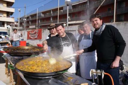 Éxito. El alcalde Vicenç Tur, junto a los cocineros y el presidente de ARCA, Pedro Orfila - J.J.